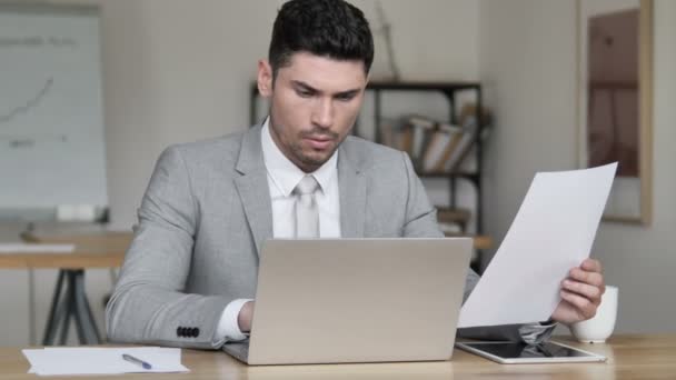 Papierkram, Geschäftsmann, der an Vertragsunterlagen arbeitet — Stockvideo