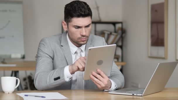 Podnikatel pomocí tabletu v kanceláři — Stock video