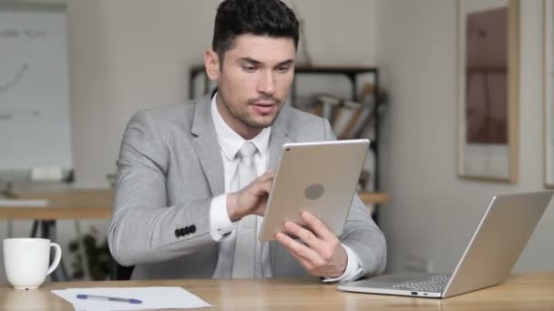 Affärsman firar framgång när du använder Tablet — Stockvideo