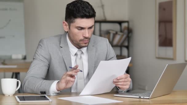 Empresario Leyendo Documentos, Contrato — Vídeos de Stock