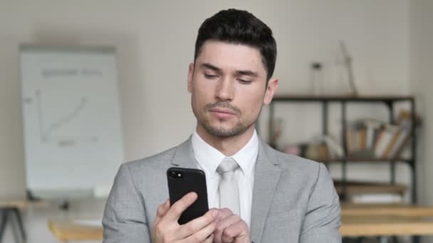 Uomo d'affari che prende selfie in ufficio — Video Stock