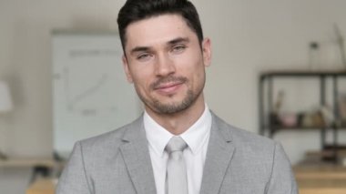 Genç İşadamı tarafından Uçan Öpücük