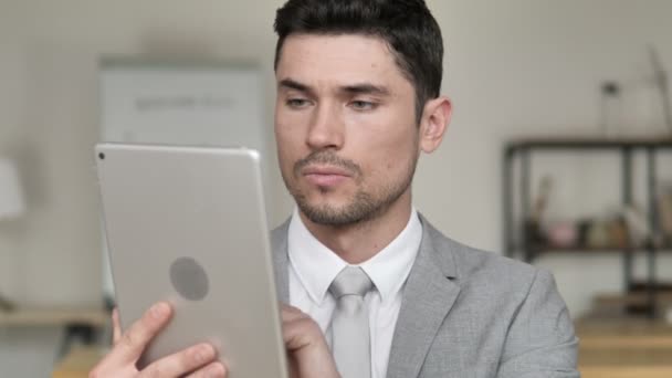 Geschäftsmann surft mit Tablet im Internet — Stockvideo