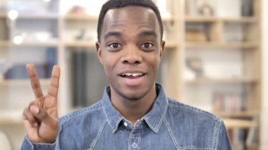 Zafer işareti pozitif Afrika adam tarafından