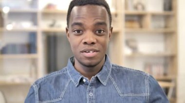 Afrikalı Adam Başarı Kutluyor