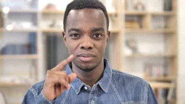 Ofiste Çalışırken Kızgın Afrikalı Adam Bağırıyor