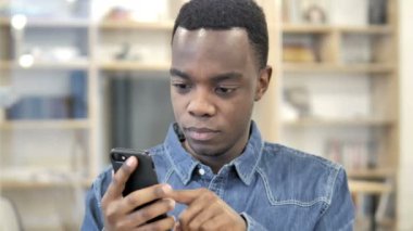 Akıllı Telefon Kullanarak Heyecanlı Mutlu Afrikalı Adam