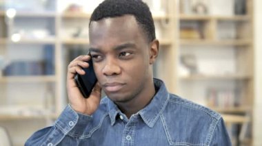 Afrikalı adamın telefonda konuşurken