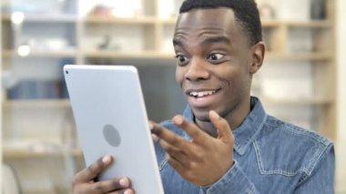 Afrikalı Adam 'ın Tablet' te Çevrimiçi Video Sohbeti