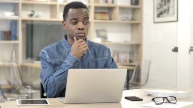 Düşünme Afrikalı Man Laptop Çalışma