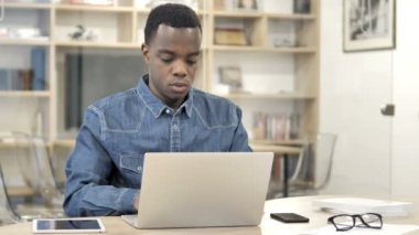 İş Yerinde Sırt Ağrısı olan Afrikalı Adam