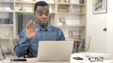 Afrikalı Adam İş Yerinde Online Görüntülü Sohbet