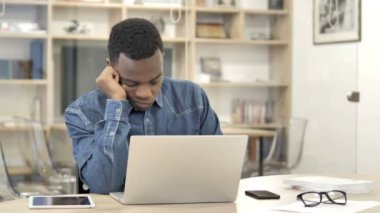 Uyku Yorgun Afrikalı Man İş Yerinde Rahatlatıcı