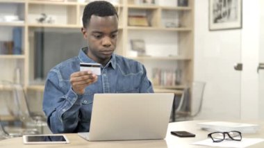 Afrikalı Man tarafından Online Alışveriş, Online Ödeme