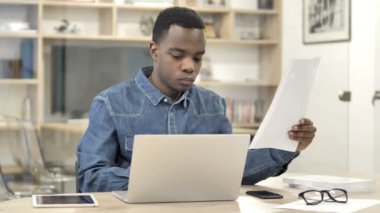 Ofiste Evrak Yapan Afrikalı Adam