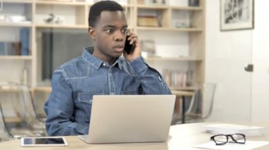 Afrikalı Adam İş Için Telefonda Konuşuyor