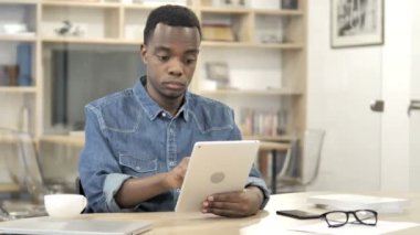 Ofiste Tablet Kullanan Afrikalı Adam