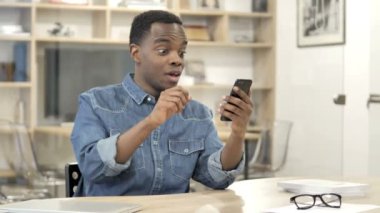 Heyecanlı Afrikalı Adam Akıllı Telefon Kullanırken Başarı Zevk