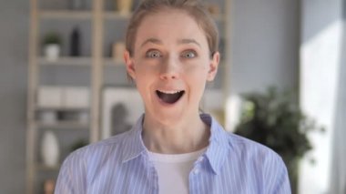 Mutlu Genç Kız Başarı kutluyor