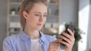 Akıllı Telefon Kullanan Heyecanlı Mutlu Genç Kadın