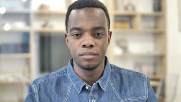 Portret van ernstige Afrikaanse man — Stockvideo