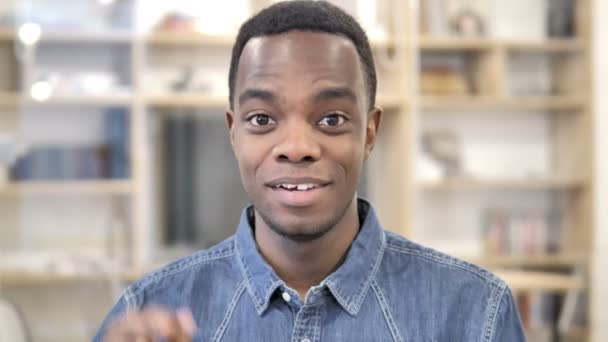 Goed teken door tevreden Afrikaanse Man — Stockvideo