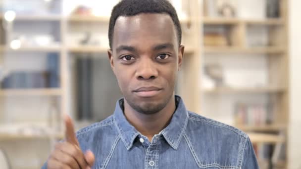 Não pelo homem africano, acenando com o dedo para rejeitar — Vídeo de Stock