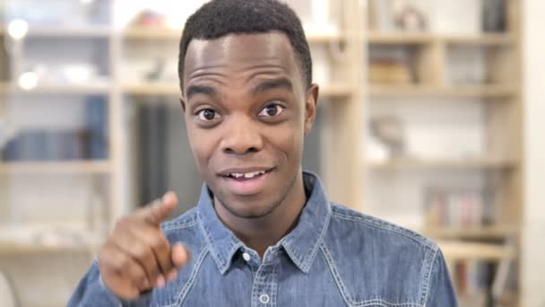 Запросивши жест африканським чоловіком на роботі — стокове відео