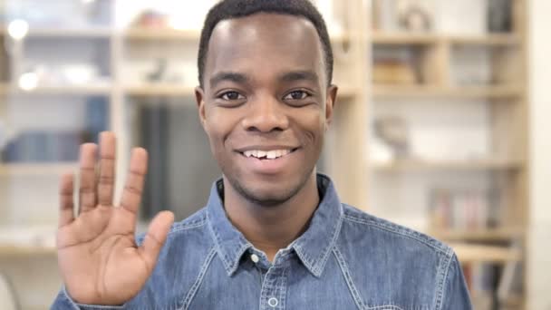 Hello afrikai férfi integetett a kezét, hogy Üdvözöljük — Stock videók