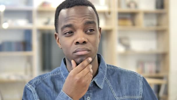 Hombre africano pensativo pensando en una idea — Vídeo de stock