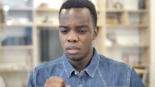 Кашель, кашель, больной африканский человек — стоковое видео