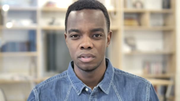 Dedos en los labios de diseñador africano, Silencio por favor — Vídeo de stock