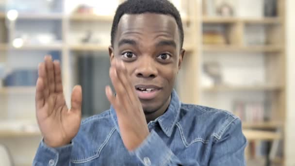 Aplaudiendo, aplaudiendo al hombre africano — Vídeos de Stock