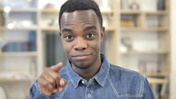 Hombre africano apuntando hacia la cámara con el dedo — Vídeos de Stock