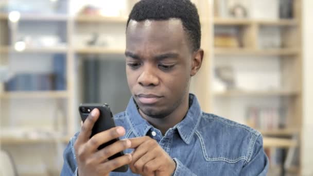 African Man przeglądanie smartphone — Wideo stockowe