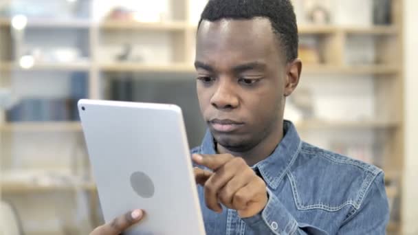 Afrikaner surft auf Tablet — Stockvideo