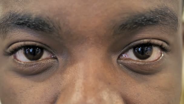 Gros plan sur les yeux clignotants de l'homme africain — Video