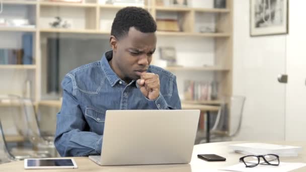 病気のアフリカ人男性が職場で咳をし、咳をする — ストック動画