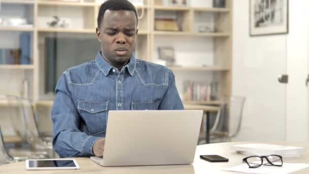 Pérdida, el hombre africano tenso molesto por el fracaso — Vídeos de Stock