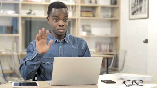 Chat de vídeo en línea por African Man en el trabajo — Vídeo de stock