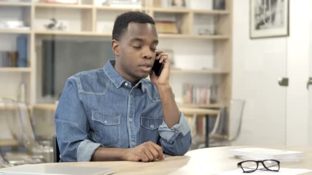 Negoziare l'uomo africano che parla al telefono — Video Stock