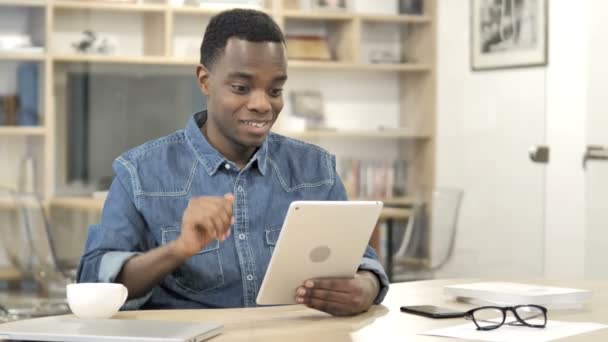 Chat de vídeo en línea en la tableta por African Man — Vídeo de stock