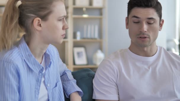 Молодий чоловік розмовляє з дівчиною — стокове відео