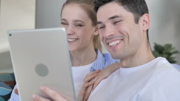 Chat vidéo par jeune couple sur tablette — Video