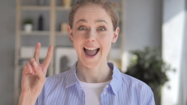 Rendben van jel elégedett fiatal lány — Stock videók