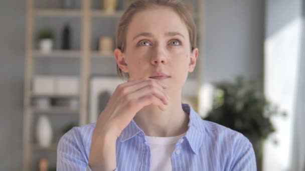 Pensive jonge vrouw denken nieuw idee — Stockvideo