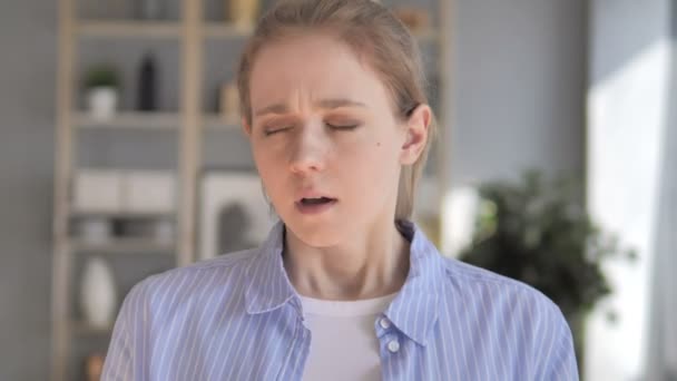 Больной молодой девушки кашляет дома — стоковое видео