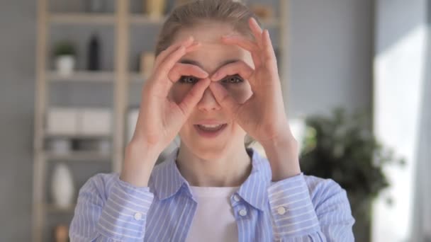 Handgemachtes Fernglas, Frau sucht neuen Weg — Stockvideo