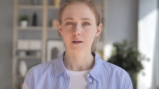 Fiatal nő felé mutató kamera — Stock videók