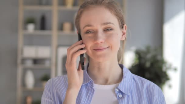 Mladá žena mluví po telefonu — Stock video